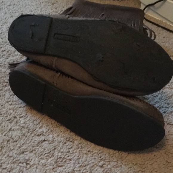 Cozy Grey Minnetonka moccasins - Picture 4 of 5